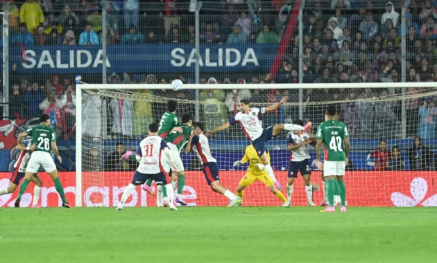 Momento del gol de Gustavo Gómez a Cerro Porteño.Foto: Renato Delgado - Última Hora