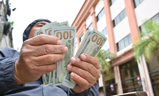 Dólar sigue con tendencia a la baja. Foto: Archivo.