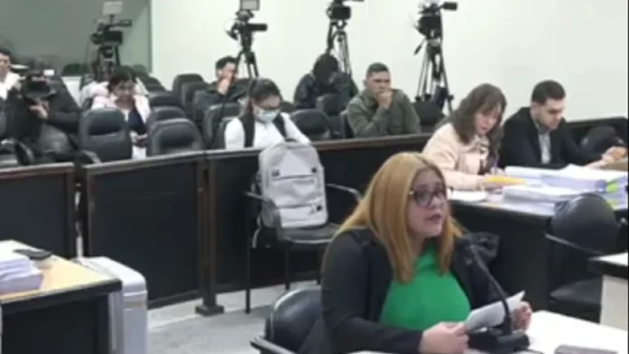 Testigo. Andrea Estigarribia, ex jefa interina del Registro de Títulos del MEC, durante el juicio oral de esta mañana.Foto: TV Justicia Paraguay Testigo. Andrea Estigarribia, ex jefa interina del Registro de Títulos del MEC, durante el juicio oral de esta mañana.Foto: TV Justicia Paraguay