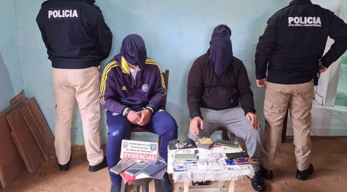 Dos sospechosos fueron detenidos durante el allanamiento. Foto: Policía Nacional. Dos sospechosos fueron detenidos durante el allanamiento. Foto: Policía Nacional.