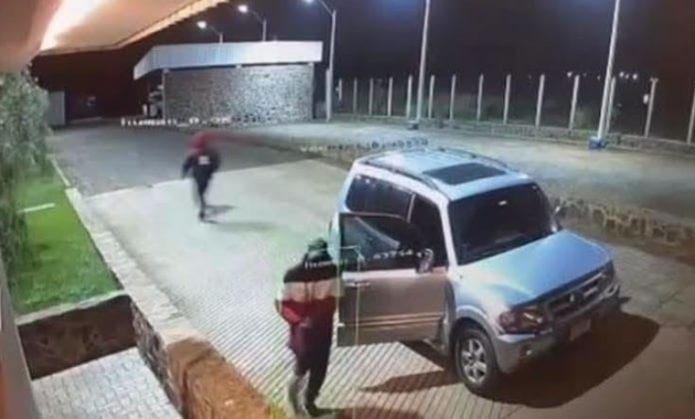 Momento en que los delincuentes ingresaron a la sede de la empresa. Imagen: captura de video.