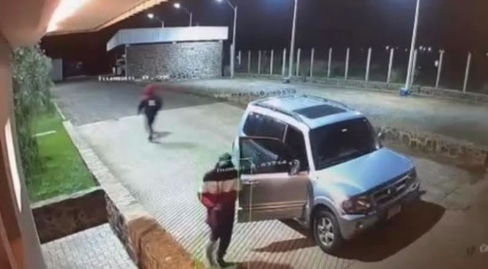 Momento en que los delincuentes ingresaron a la sede de la empresa. Imagen: captura de video.
