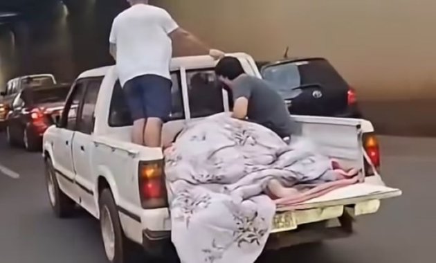La docente fue llevada en la carrocería de una camioneta hasta el hospital. Imagen: captura de video.