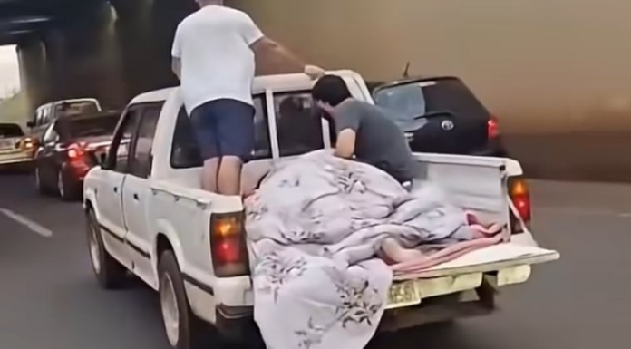 La docente fue llevada en la carrocería de una camioneta hasta el hospital. Imagen: captura de video. La docente fue llevada en la carrocería de una camioneta hasta el hospital. Imagen: captura de video.