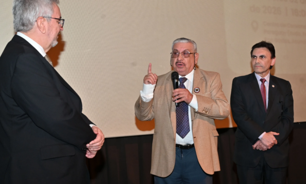 Isaías Fretes junto a su asesor económico Carlos Pereira (der) y el presidente de la Feprinco y la UIP, Enrique Duarte (izq), durante la presentación de la rendición de cuentas.Dardo Ramírez