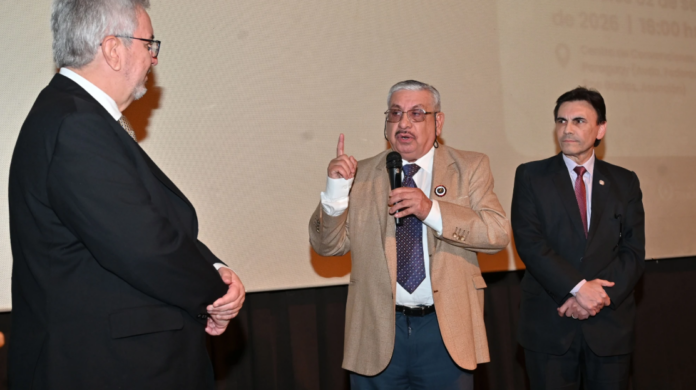 Isaías Fretes junto a su asesor económico Carlos Pereira (der) y el presidente de la Feprinco y la UIP, Enrique Duarte (izq), durante la presentación de la rendición de cuentas.Dardo Ramírez