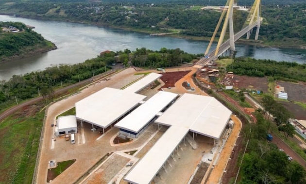 La portación de este certificado será de carácter obligatorio para acceder a las franjas horarias y modalidades exclusivas de tránsito vecinal. Vía: MIGRACIONES