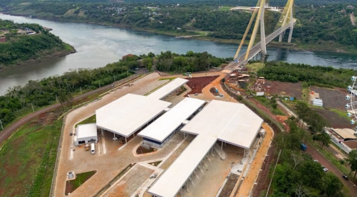 La portación de este certificado será de carácter obligatorio para acceder a las franjas horarias y modalidades exclusivas de tránsito vecinal. Vía: MIGRACIONES