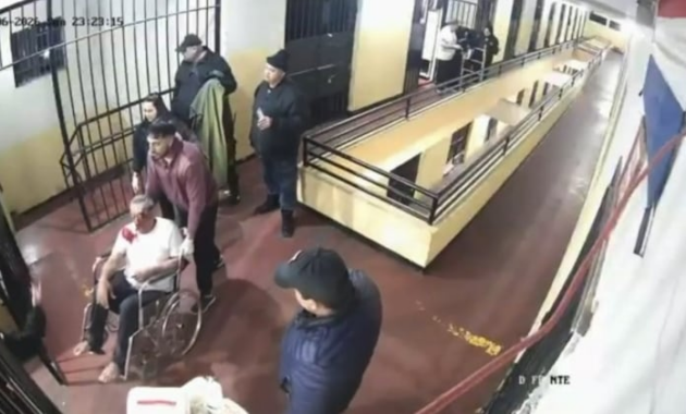 En las imágenes se lo ve saliendo en silla de ruedas y consciente. Foto: Captura.