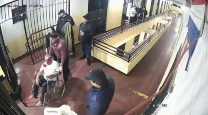 En las imágenes se lo ve saliendo en silla de ruedas y consciente. Foto: Captura. En las imágenes se lo ve saliendo en silla de ruedas y consciente. Foto: Captura.