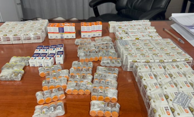 Lote de medicamentos falsificados incautado durante los allanamientos. Foto: Gustavo Galeano.