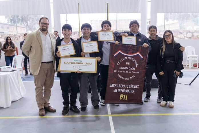 35 equipos de jóvenes participaron del concurso de robótica “Innovabot, robots para el emprendimiento”, donde presentaron soluciones tecnológicas aplicadas a necesidades reales. Pirabyte, de Ciudad del Este, obtuvo el primer lugar con su proyecto Ecopago.