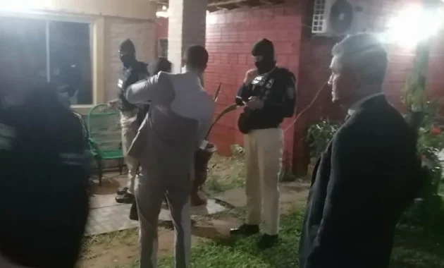 Durante el allanamiento de una vivienda ubicada en el barrio Los Remedios, de San Lorenzo, Departamento Central, fueron detenidos los dos hombres, quienes se encontraban prófugos.Foto: Fiscalía.