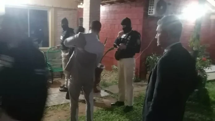 Durante el allanamiento de una vivienda ubicada en el barrio Los Remedios, de San Lorenzo, Departamento Central, fueron detenidos los dos hombres, quienes se encontraban prófugos.Foto: Fiscalía. Durante el allanamiento de una vivienda ubicada en el barrio Los Remedios, de San Lorenzo, Departamento Central, fueron detenidos los dos hombres, quienes se encontraban prófugos.Foto: Fiscalía.