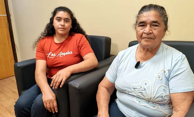 Auxilio. Rosa Cuenca (der.) y su hija llegaron hasta la Comisión de la Mafia de Pagarés del Senado para buscar ayuda.Foto: Gentileza.