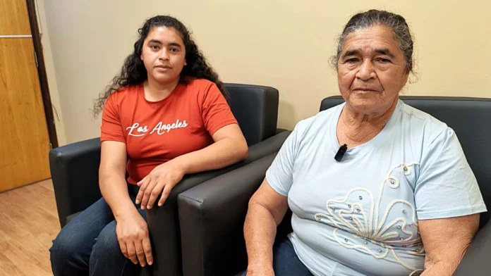Auxilio. Rosa Cuenca (der.) y su hija llegaron hasta la Comisión de la Mafia de Pagarés del Senado para buscar ayuda.Foto: Gentileza.