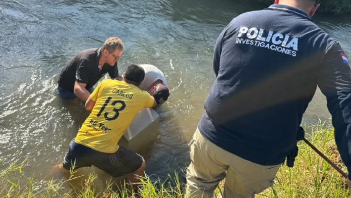 La caja fuerte fue hallada en un cauce de agua de la colonia Jepopyhy–San Isidro, distrito de Los Cedrales.Foto: Édgar Medina. La caja fuerte fue hallada en un cauce de agua de la colonia Jepopyhy–San Isidro, distrito de Los Cedrales.Foto: Édgar Medina.