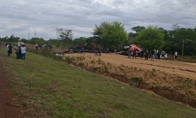 Camionero muere de infarto en vuelco de camión con granos.Foto: Gentileza
