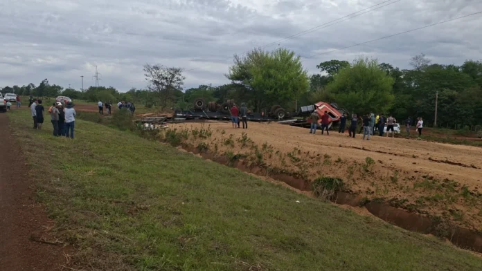 Camionero muere de infarto en vuelco de camión con granos.Foto: Gentileza