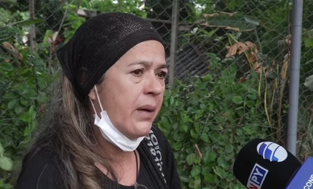 La madre de Carlos Daniel Ruiz Díaz Garcete, de 24 años, denunció una supuesta mala praxis en el Hospital de Ñemby.Foto: Captura.