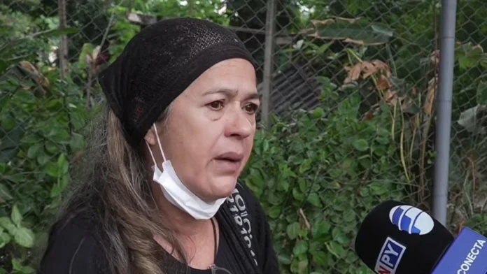 La madre de Carlos Daniel Ruiz Díaz Garcete, de 24 años, denunció una supuesta mala praxis en el Hospital de Ñemby.Foto: Captura. La madre de Carlos Daniel Ruiz Díaz Garcete, de 24 años, denunció una supuesta mala praxis en el Hospital de Ñemby.Foto: Captura.