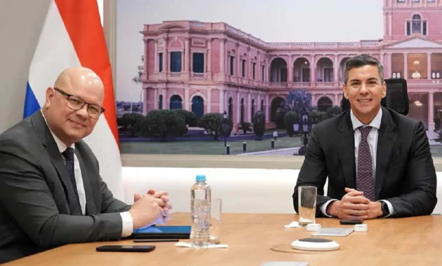 Mburuvicha Róga. Santiago Peña en reunión con el ministro de Economía, Óscar Lovera.PRESIDENCIA.