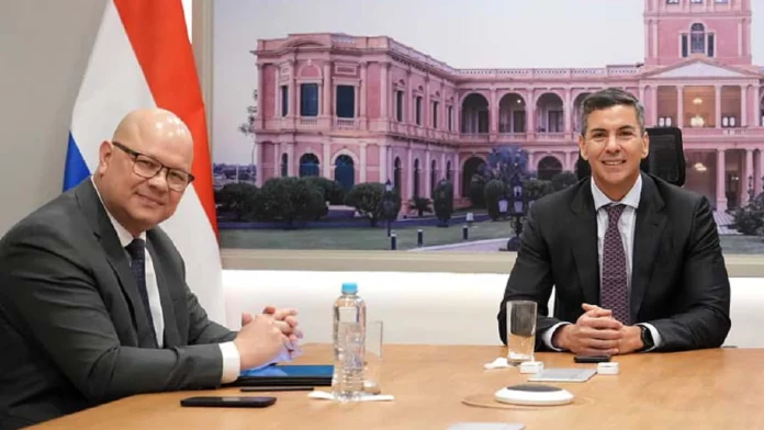 Mburuvicha Róga. Santiago Peña en reunión con el ministro de Economía, Óscar Lovera.PRESIDENCIA.