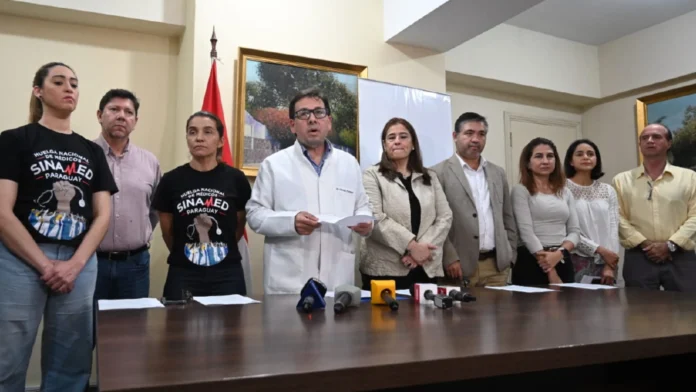 Inalterables. Las reuniones siguen y médicos se muestran unidos por la causa.Foto: Daniel Duarte. UH