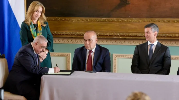 El doctor Isaías Fretes juró este viernes como nuevo ministro de Salud en el Palacio de Gobierno.Foto: Ministerio de Salud. El doctor Isaías Fretes juró este viernes como nuevo ministro de Salud en el Palacio de Gobierno.Foto: Ministerio de Salud.