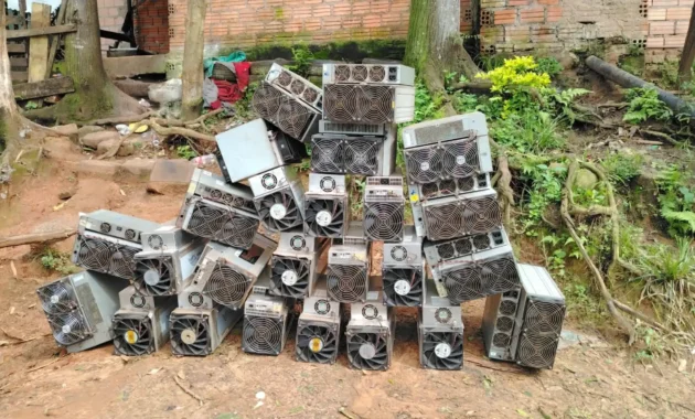 Las máquinas de criptominería estaban en una habitación bajo llave. Una persona se presentó como propietario y permitió el retiro de los equipós.Foto: Gentileza.
