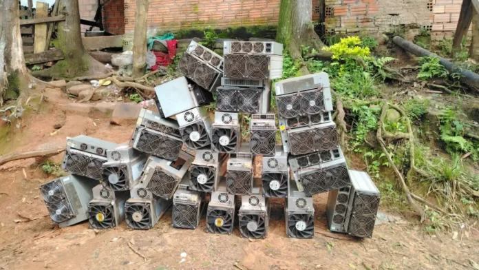 Las máquinas de criptominería estaban en una habitación bajo llave. Una persona se presentó como propietario y permitió el retiro de los equipós.Foto: Gentileza. Las máquinas de criptominería estaban en una habitación bajo llave. Una persona se presentó como propietario y permitió el retiro de los equipós.Foto: Gentileza.
