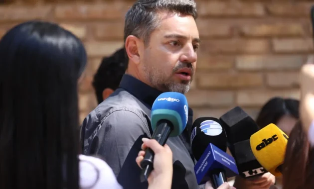 Pedro Alliana habló con los medios a su salida de la casa de Horacio Cartes.Foto: Gentileza.