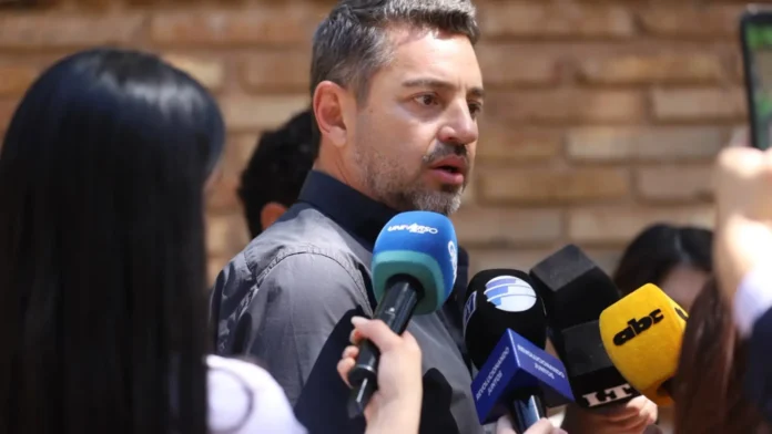 Pedro Alliana habló con los medios a su salida de la casa de Horacio Cartes.Foto: Gentileza.